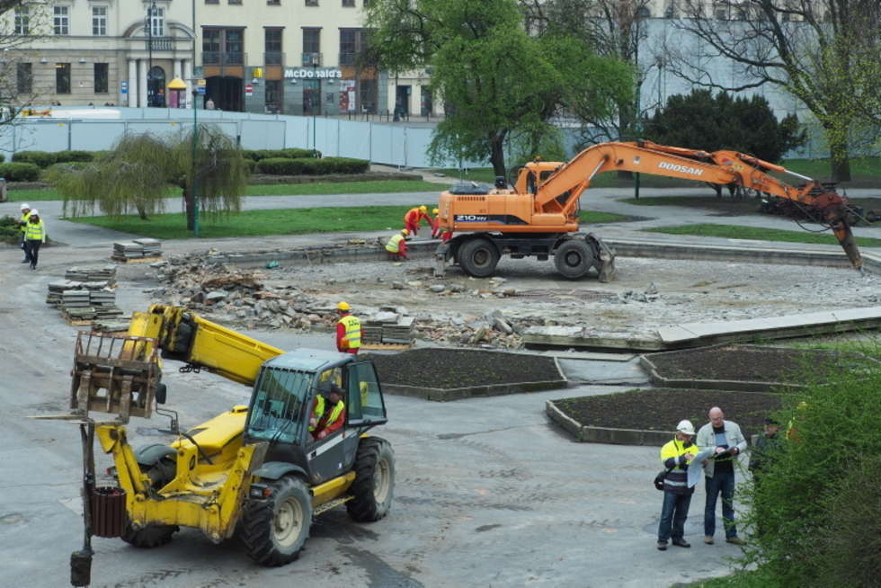  Lublin: remont Placu Litewskiego. Trwa rozbiórka fontanny. (zdjęcie 6) - Autor: Maciej Kaczanowski
