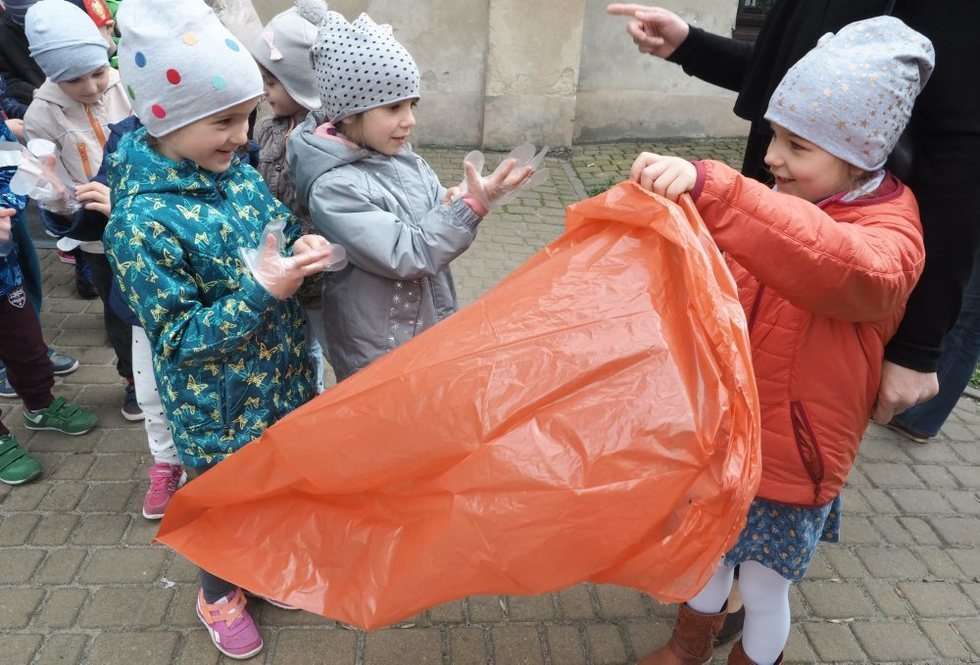  Przedszkolaki z Lublina sprzątają miasto (zdjęcie 1) - Autor: Wojciech Nieśpiałowski