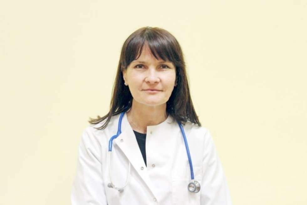  <p>Lek. med. Anna Bednarska</p>
<p><strong>SMS pod nr 72601 o treści LR.18</strong></p>
<p>Jest absolwentką Uniwersytetu Medycznego w Lublinie, pediatrą i specjalistką medycyny rodzinnej. Ukończyła studia podyplomowe zarządzanie w służbie zdrowie.</p>
<p>Pracowała na oddziale noworodkowym w Lubartowie oraz neonatologii w PSK 4 w Lublinie. Od 10 lat prowadzi w Lubartowie własną praktykę lekarską opiekując się pacjentami w swojej przychodni oraz w ramach wizyt domowych. Wyznacznikiem sukcesu, jaki osiągnęła, są pacjenci poradni Anamed. Wielu z nich jeszcze niedawno było jej małymi pacjentami, a teraz przyprowadzają swoje pociechy. Świadczy to o dużym zaufaniu, kt&oacute;re wynika nie tylko z kompetencji, ale też umiejętności słuchania i odpowiedzialności.&nbsp;</p>
<p>W wolnych chwilach czyta książki, podr&oacute;żuje oraz spędza czas z przyjaci&oacute;łmi i rodziną.</p>