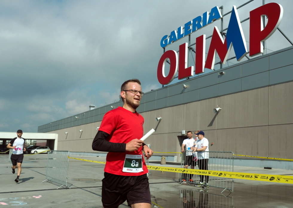  Maraton w Galerii Handlowej Olimp:uczestnicy sztafety przebiegli 42 kilometry i 159 metrów (zdjęcie 19) - Autor: Maciej Kaczanowski