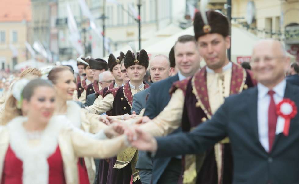  Obchody 3 Maja w Lublinie. Mieszkańcy zatańczyli poloneza (zdjęcie 13) - Autor: Wojciech Nieśpiałowski