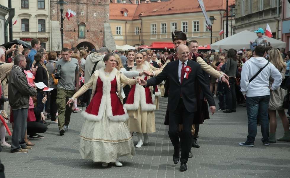  Obchody 3 Maja w Lublinie. Mieszkańcy zatańczyli poloneza (zdjęcie 14) - Autor: Wojciech Nieśpiałowski