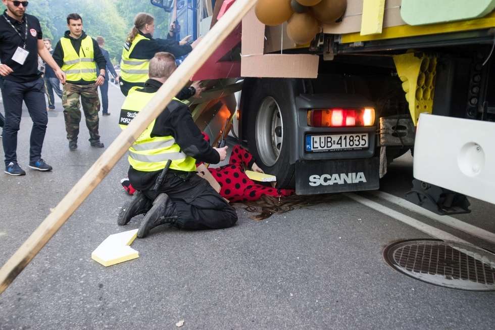  Wypadek na korowodzie. Studentka wypadła razem z barierką (zdjęcie 4) - Autor: Jacek Lewandowski