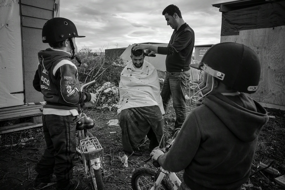  <p>Jedno ze zdjęć z fotoreportażu Jacka Szydłowskiego z obozowiska migrant&oacute;w na przedmieściach Calais we Francji.</p>