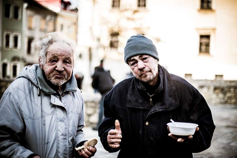  Jedzenie zamiast bomb. Wydawanie posiłków (zdjęcie 48) - Autor: Andrzej Mikulski