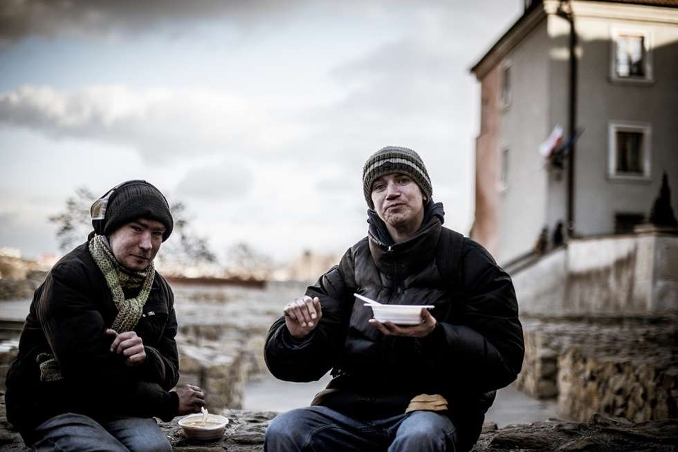  Jedzenie zamiast bomb. Wydawanie posiłków (zdjęcie 65) - Autor: Andrzej Mikulski