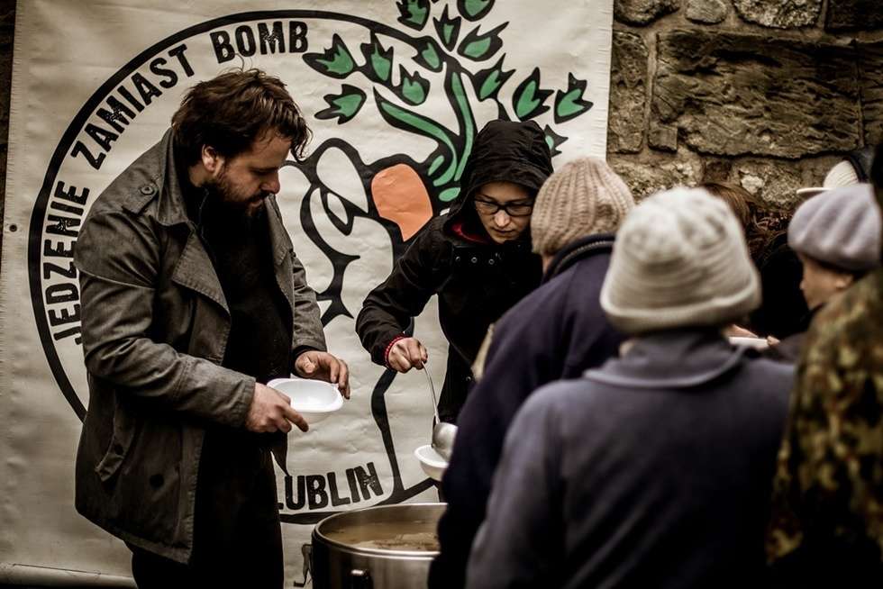  Jedzenie zamiast bomb. Wydawanie posiłków (zdjęcie 24) - Autor: Andrzej Mikulski