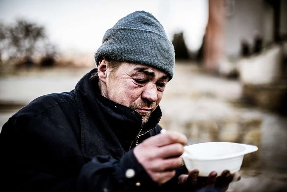  Jedzenie zamiast bomb. Wydawanie posiłków (zdjęcie 50) - Autor: Andrzej Mikulski
