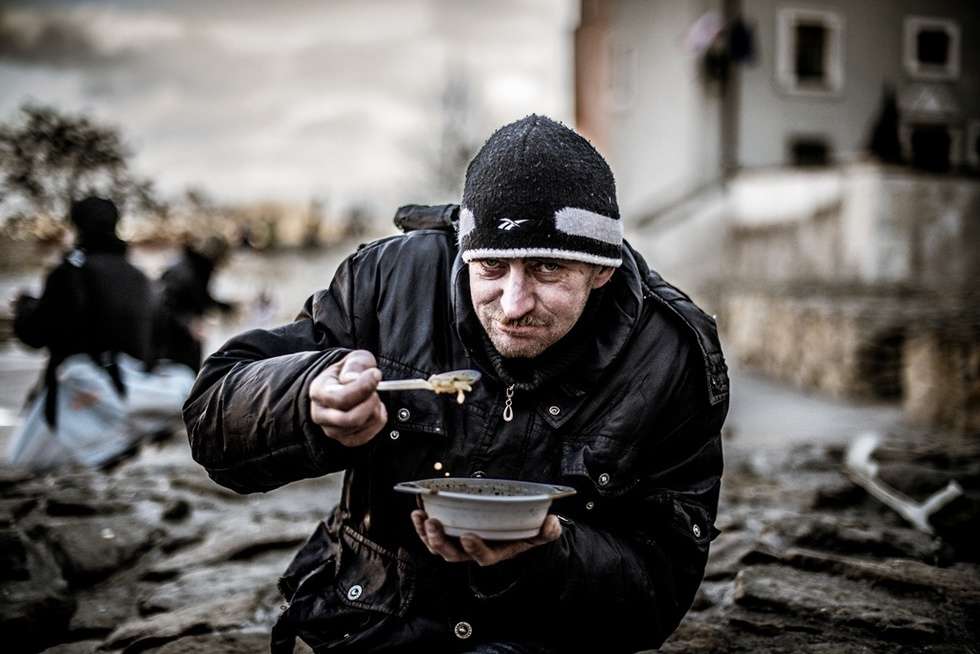  Jedzenie zamiast bomb. Wydawanie posiłków (zdjęcie 53) - Autor: Andrzej Mikulski