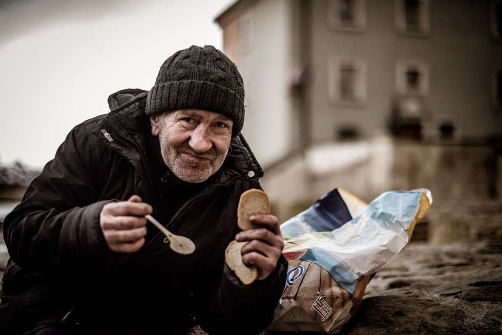  Jedzenie zamiast bomb. Wydawanie posiłków (zdjęcie 40) - Autor: Andrzej Mikulski