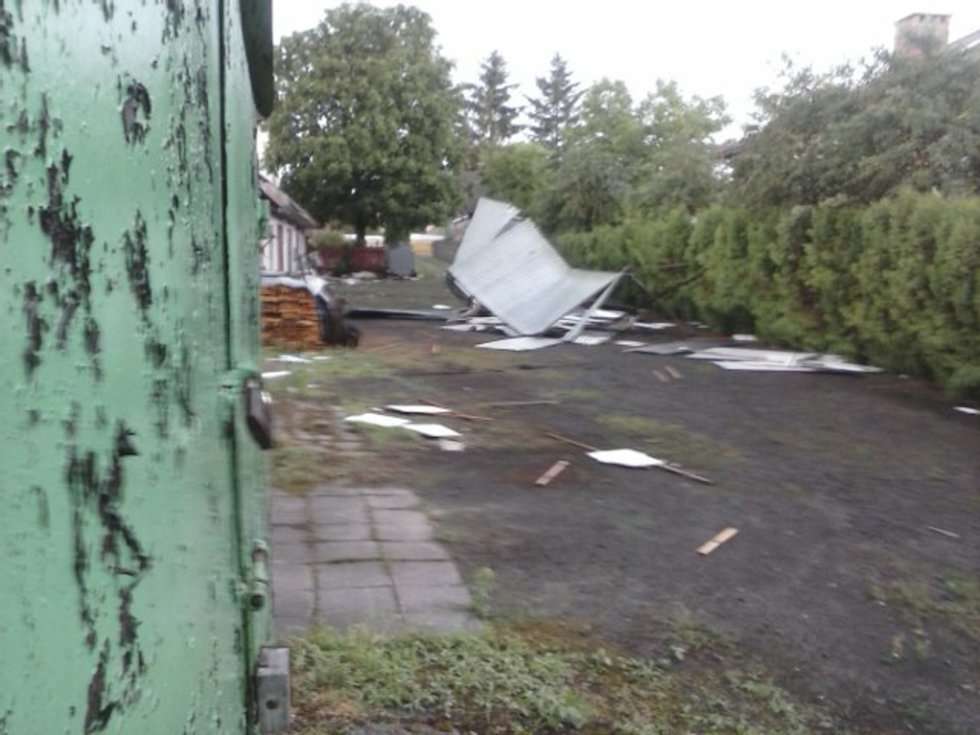  Kraśnik: Wiatr zmiótł blaszany garaż. Zdjęcia czytelnika (zdjęcie 3) - Autor: czytelnik