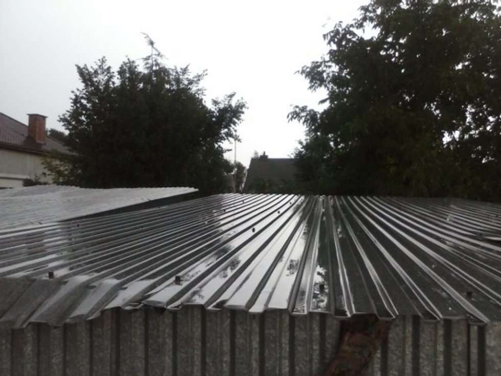  Kraśnik: Wiatr zmiótł blaszany garaż. Zdjęcia czytelnika (zdjęcie 6) - Autor: czytelnik