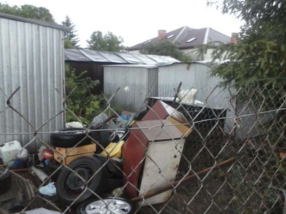  Kraśnik: Wiatr zmiótł blaszany garaż. Zdjęcia czytelnika (zdjęcie 9) - Autor: czytelnik