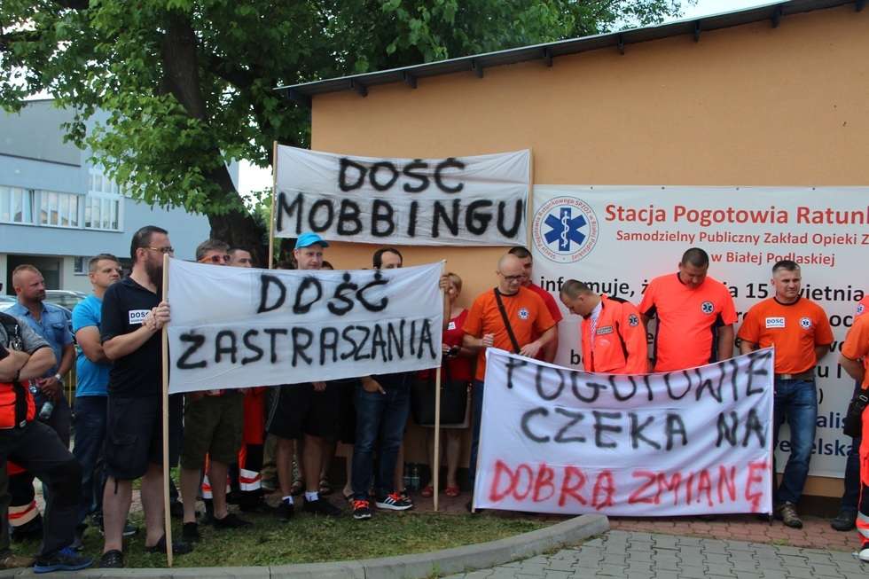  Protest ratowników z pogotowia w Białej Podlaskiej (zdjęcie 4) - Autor: Ewelina Burda
