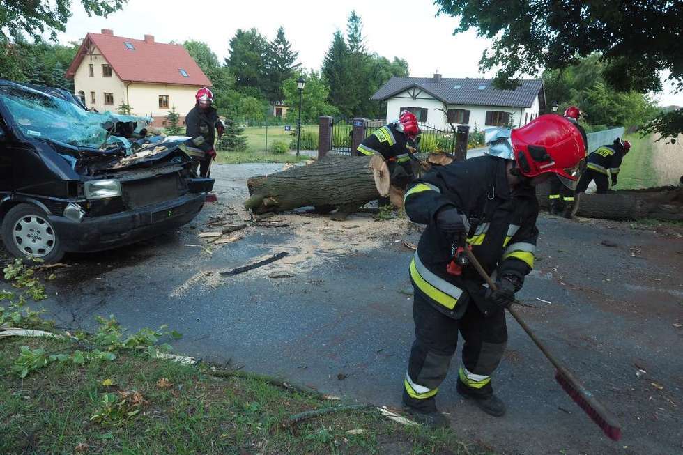  Drzewo spadło na samochód na ul. Nałęczowskiej (zdjęcie 16) - Autor: Maciej Kaczanowski