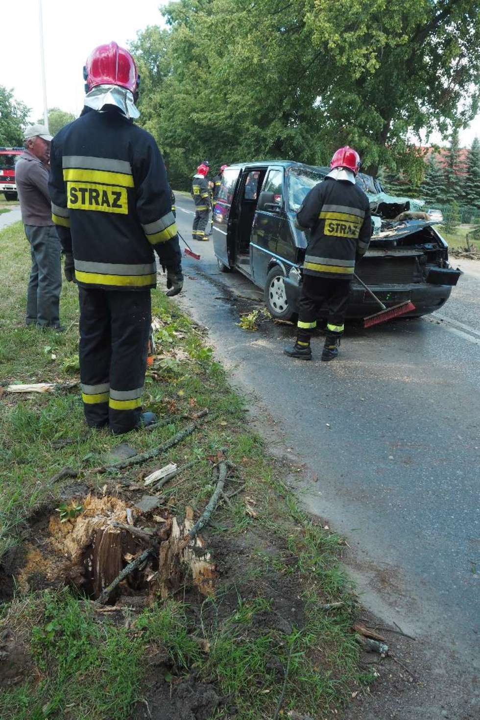  Drzewo spadło na samochód na ul. Nałęczowskiej (zdjęcie 11) - Autor: Maciej Kaczanowski