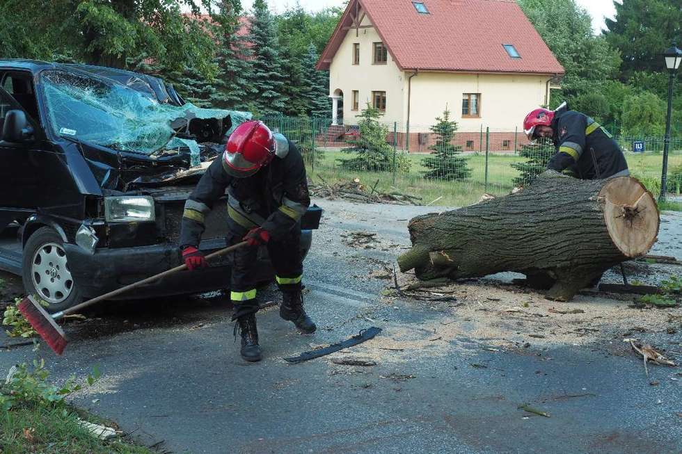 Drzewo spadło na samochód na ul. Nałęczowskiej (zdjęcie 17) - Autor: Maciej Kaczanowski