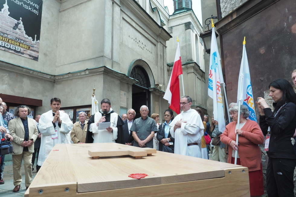  Powitanie relikwii błogosławionego Pier Gorgia Frassatiego przed bazyliką dominikanów w Lublinie (zdjęcie 1) - Autor: Maciej Kaczanowski