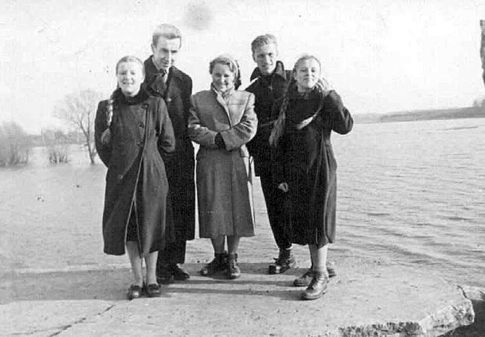  <p>Rodzeństwo Buszko (od lewej: Teresa,&nbsp;</p>
<p>Tadek, Aldona, Staszek, Gienia</p>
<p>&nbsp;</p>