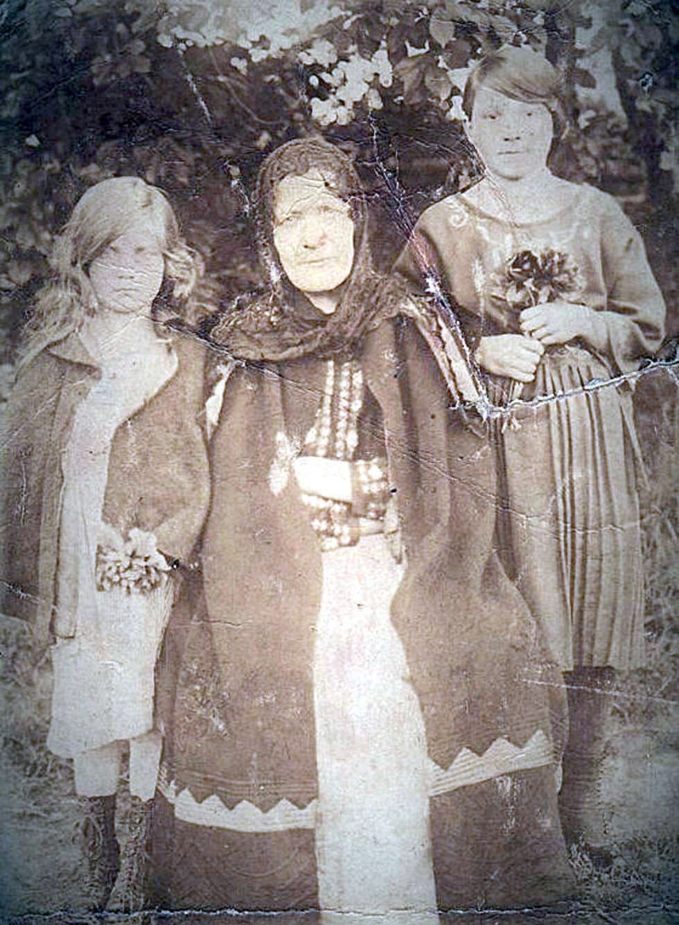  <p>Rok 1895. Po środku Maria Buszko (babcia Bazylego Buszko) urodzona ok. 1845</p>
<p>&nbsp;</p>