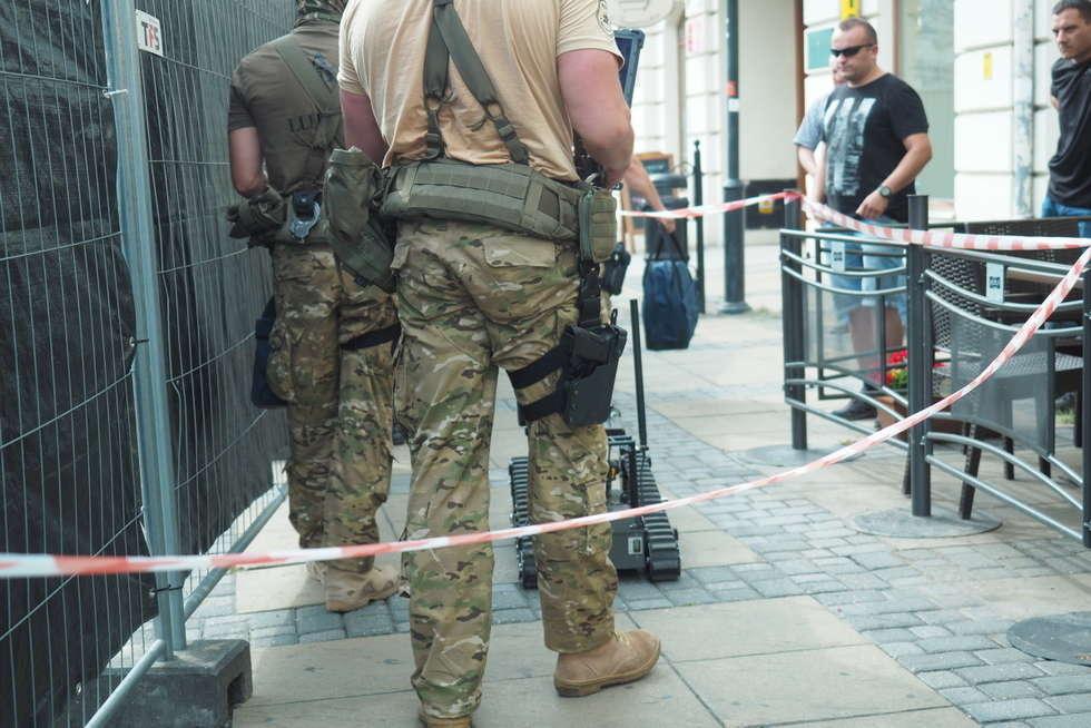  Alarm bombowy w sklepie obok hotelu Europa  (zdjęcie 3) - Autor: Maciej Kaczanowski