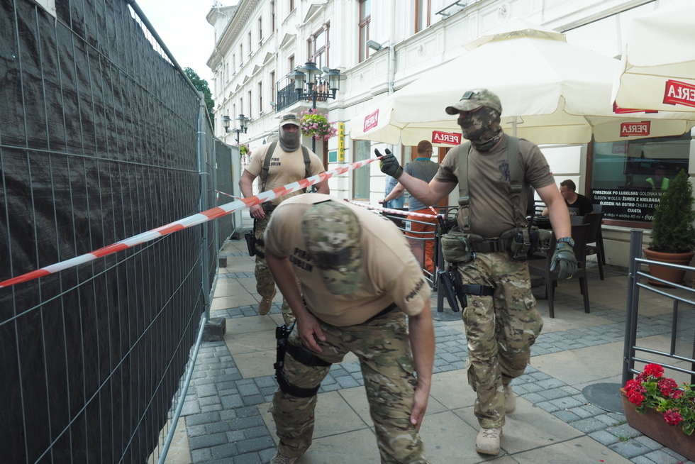  Alarm bombowy w sklepie obok hotelu Europa  (zdjęcie 8) - Autor: Maciej Kaczanowski