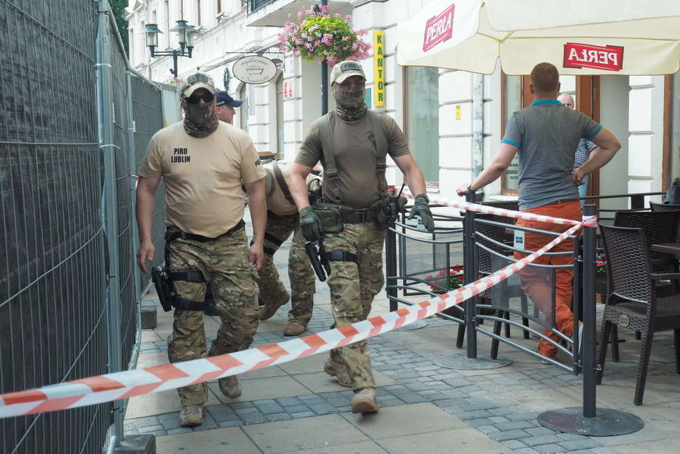  Alarm bombowy w sklepie obok hotelu Europa  (zdjęcie 7) - Autor: Maciej Kaczanowski