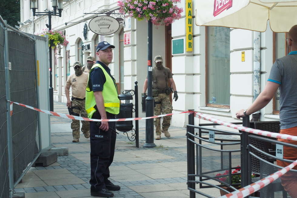  Alarm bombowy w sklepie obok hotelu Europa  (zdjęcie 6) - Autor: Maciej Kaczanowski