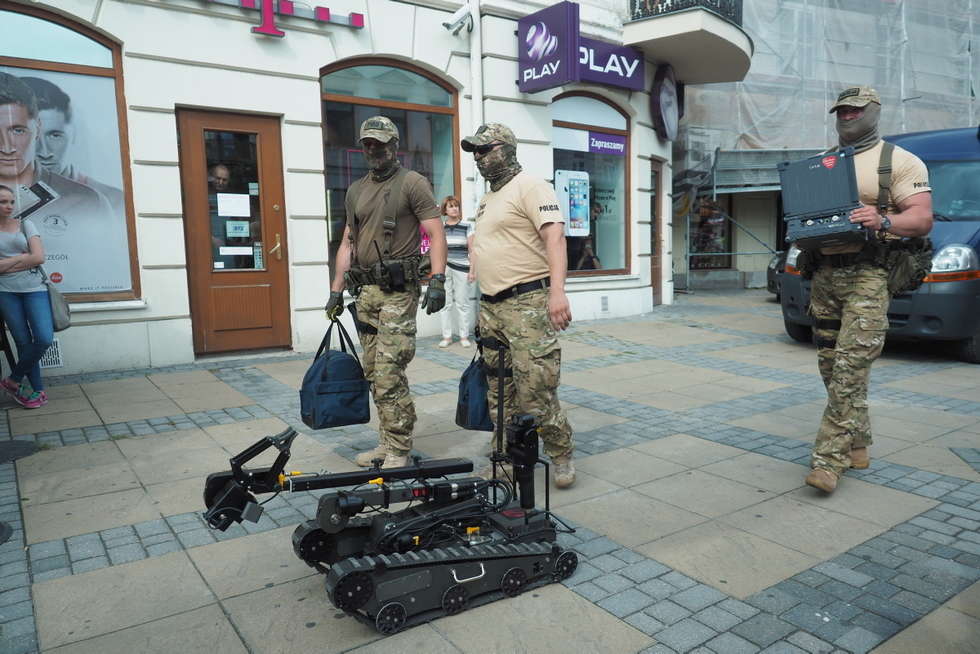  Alarm bombowy w sklepie obok hotelu Europa  (zdjęcie 2) - Autor: Maciej Kaczanowski