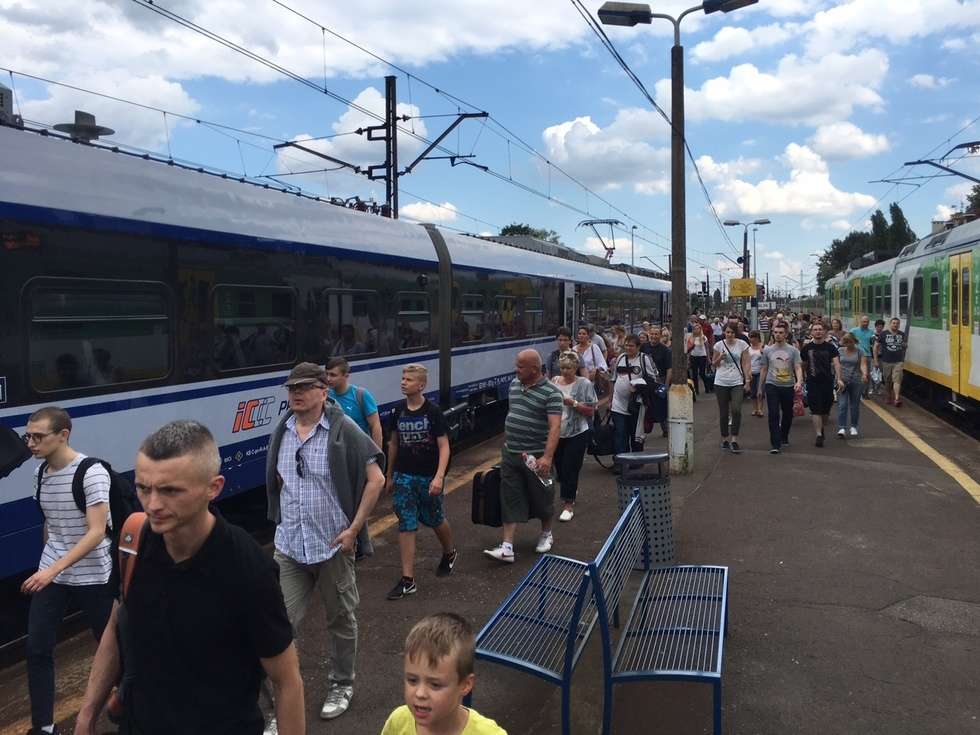  Dęblin: Ewakuacja pasażerów pociągu (zdjęcie 1) - Autor: M. Czutko