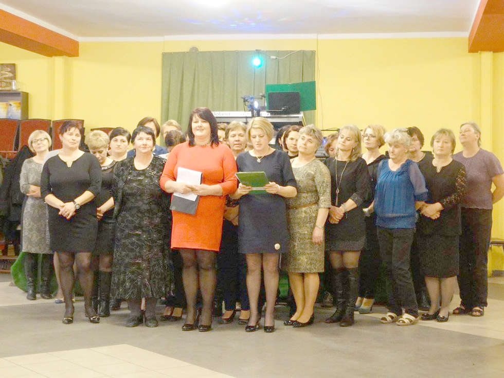  <p><strong>Stowarzyszenie Kobiet Rogowianki z Rogowa</strong></p>
<p>Powstało w 2011 roku w Rogowie. Obecnie grupa Rogowianek liczy sobie ok. 42 członkiń. Specjalność stowarzyszenia z Rogowa to organizowanie rozmaitych szkoleń, kurs&oacute;w kulinarnych, spotkań okolicznościowych i integracyjnych oraz festyn&oacute;w.&nbsp;</p>
<p>W 2012 roku stowarzyszenie Rogowianki zajęło III miejsce w konkursie na najaktywniejszą organizację pozarządową z terenu gmin: Annopol, J&oacute;zef&oacute;w Nad Wisłą, Łaziska, Wilk&oacute;w, Puławy Miasto, Janowiec, Kazimierz Dolny, Puławy i Dęblin. Z kolei w 2013 roku Rogowianki zajęły I miejsce w konkursie na potrawę słowiańską podczas Maj&oacute;wki Archeologicznej w Chodliku.&nbsp;</p>
<p>SMS o treści KG.45 pod nr 71051</p>