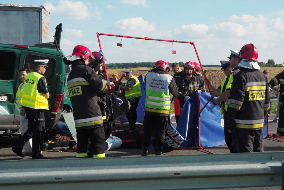  Tragiczny wypadek na obwodnicy Lublina. Zginęło 5 osób. Bus wjechał w ciężarówkę  (zdjęcie 7) - Autor: Maciej Kaczanowski
