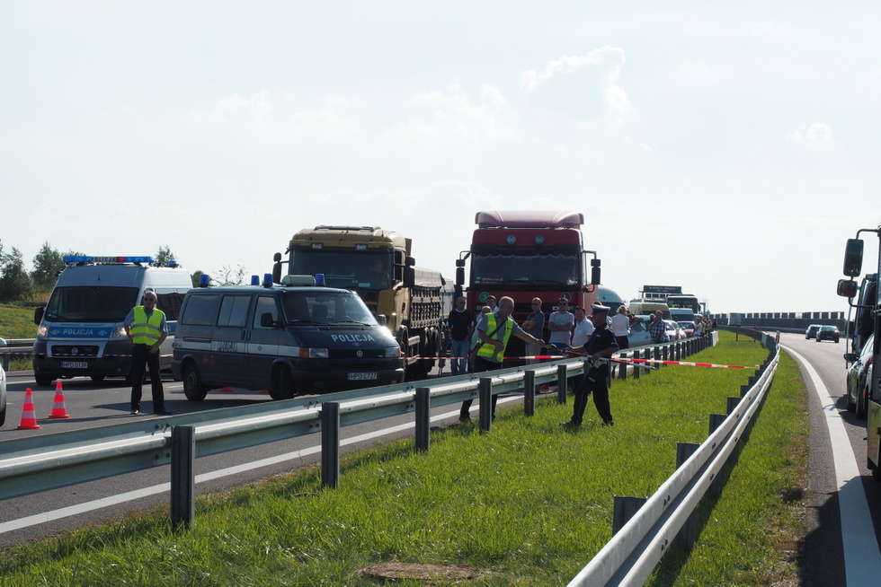  Tragiczny wypadek na obwodnicy Lublina. Zginęło 5 osób. Bus wjechał w ciężarówkę  (zdjęcie 4) - Autor: Maciej Kaczanowski