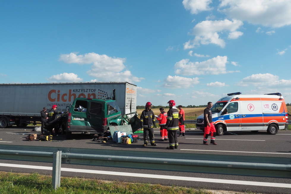  Tragiczny wypadek na obwodnicy Lublina. Zginęło 5 osób. Bus wjechał w ciężarówkę  (zdjęcie 14) - Autor: Maciej Kaczanowski