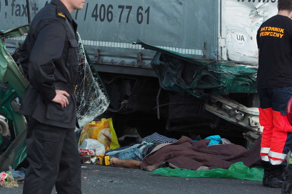  Tragiczny wypadek na obwodnicy Lublina. Zginęło 5 osób. Bus wjechał w ciężarówkę  (zdjęcie 5) - Autor: Maciej Kaczanowski