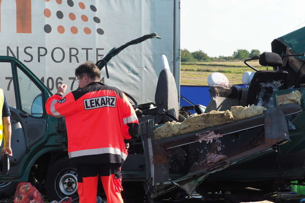  Tragiczny wypadek na obwodnicy Lublina. Zginęło 5 osób. Bus wjechał w ciężarówkę  (zdjęcie 10) - Autor: Maciej Kaczanowski