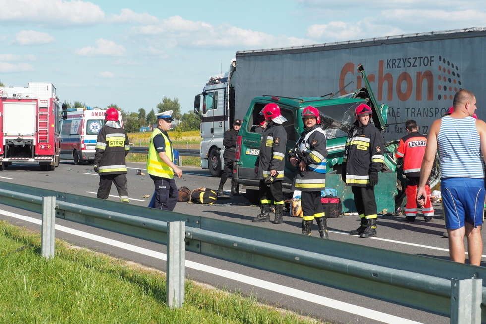  Tragiczny wypadek na obwodnicy Lublina. Zginęło 5 osób. Bus wjechał w ciężarówkę  (zdjęcie 13) - Autor: Maciej Kaczanowski