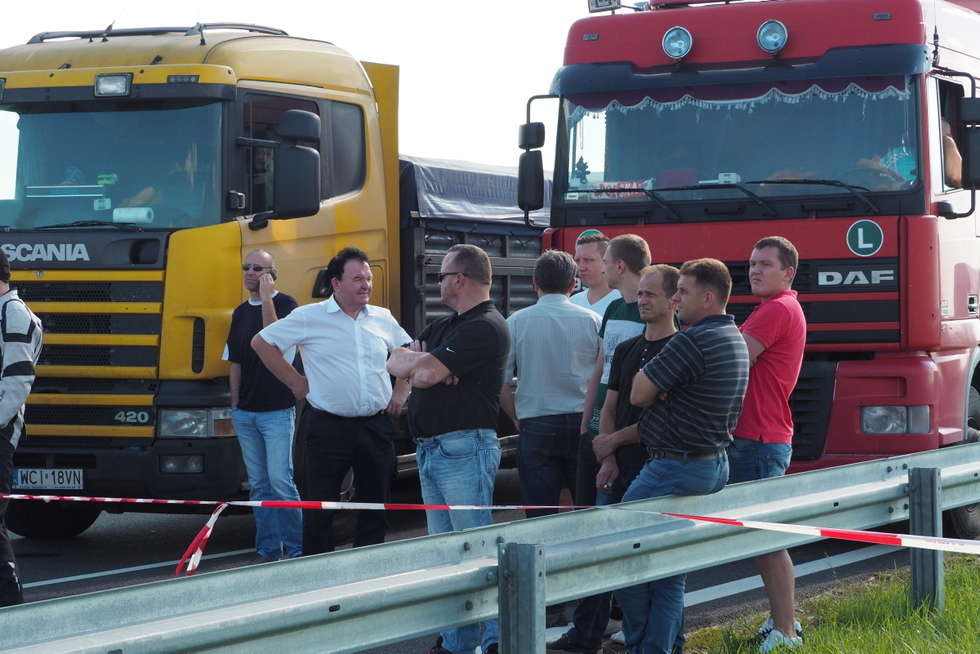  Tragiczny wypadek na obwodnicy Lublina. Zginęło 5 osób. Bus wjechał w ciężarówkę  (zdjęcie 16) - Autor: Maciej Kaczanowski