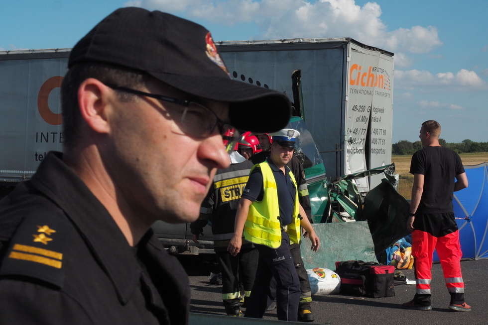  Tragiczny wypadek na obwodnicy Lublina. Zginęło 5 osób. Bus wjechał w ciężarówkę  (zdjęcie 8) - Autor: Maciej Kaczanowski