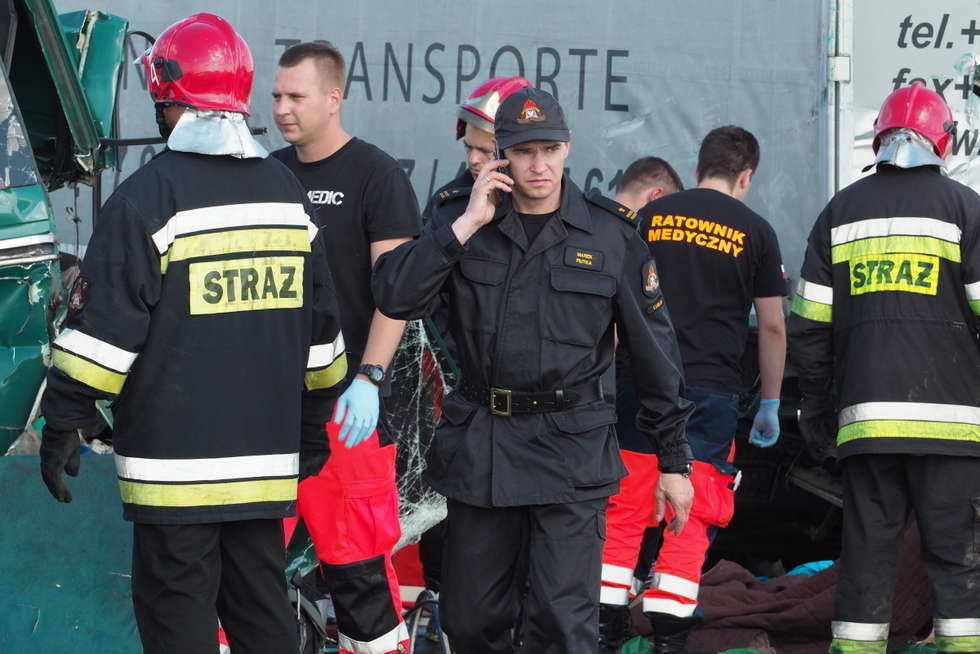  Tragiczny wypadek na obwodnicy Lublina. Zginęło 5 osób. Bus wjechał w ciężarówkę  (zdjęcie 12) - Autor: Maciej Kaczanowski
