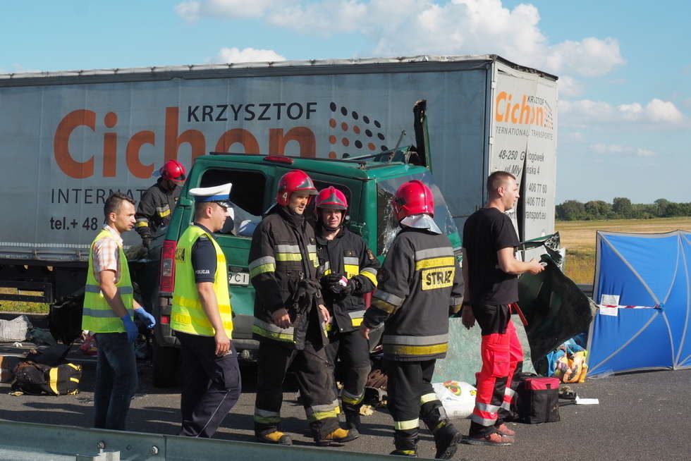  Tragiczny wypadek na obwodnicy Lublina. Zginęło 5 osób. Bus wjechał w ciężarówkę  (zdjęcie 9) - Autor: Maciej Kaczanowski