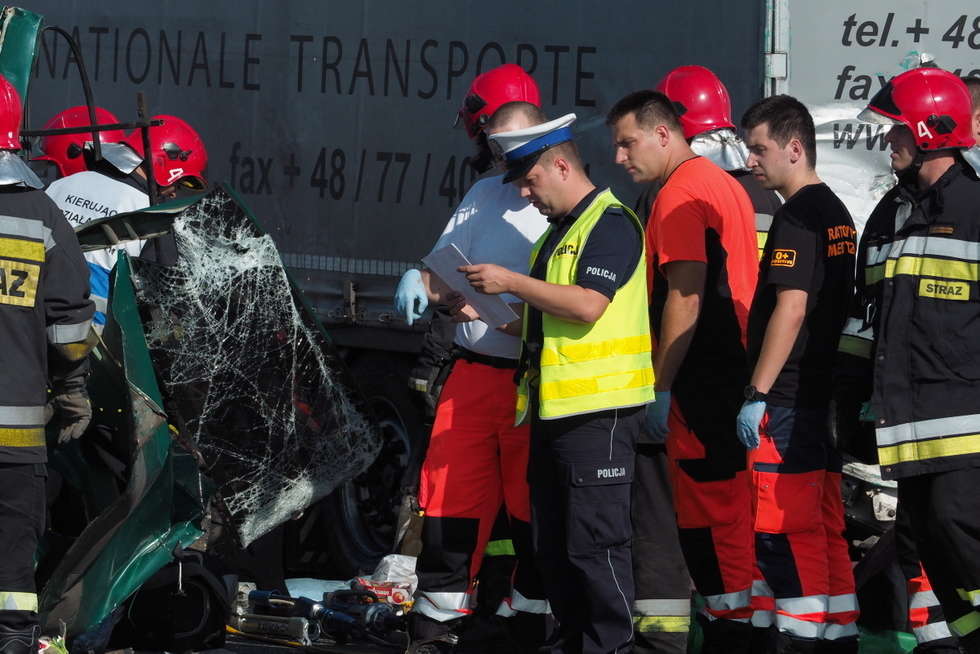  Tragiczny wypadek na obwodnicy Lublina. Zginęło 5 osób. Bus wjechał w ciężarówkę  (zdjęcie 11) - Autor: Maciej Kaczanowski