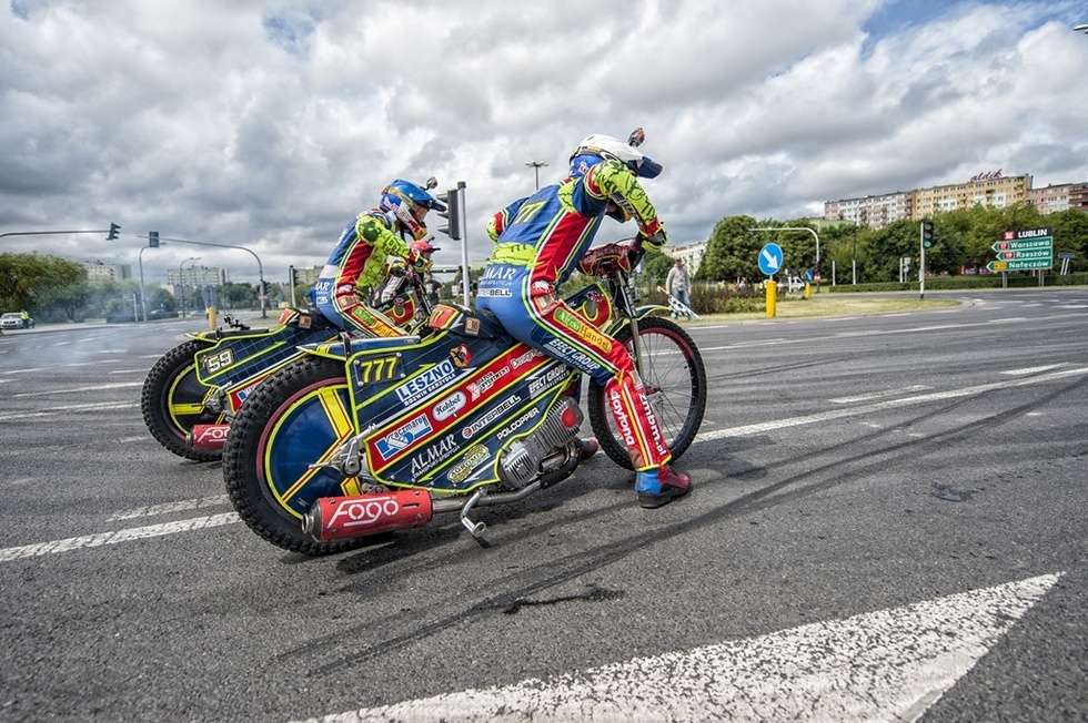  Wyścig żużlowy na rondzie w Lublinie (zdjęcie 10) - Autor: Red Bull