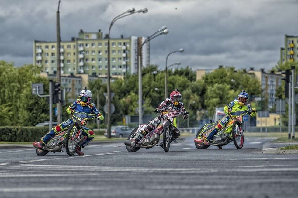  Wyścig żużlowy na rondzie w Lublinie (zdjęcie 14) - Autor: Red Bull