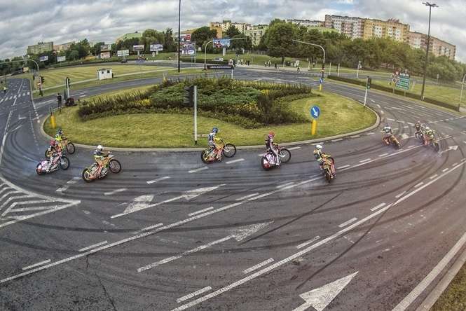 Wyścig żużlowy na rondzie w Lublinie - Autor: Red Bull