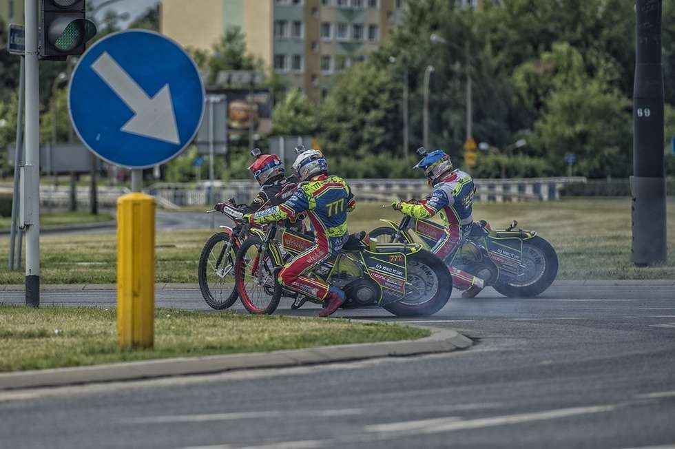  Wyścig żużlowy na rondzie w Lublinie (zdjęcie 7) - Autor: Red Bull