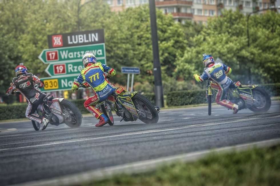  Wyścig żużlowy na rondzie w Lublinie (zdjęcie 8) - Autor: Red Bull