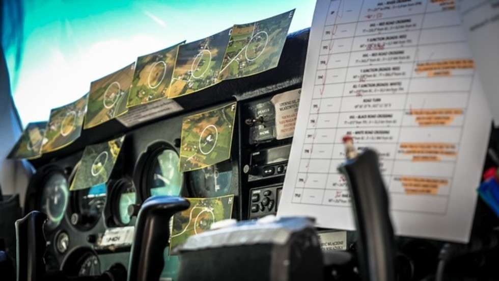  <p>Tak wygląda kokpit samolotu przed konkurencją zawodniczą - poobklejany zdjęciami kt&oacute;re trzeba&nbsp;znaleźć na trasie</p>