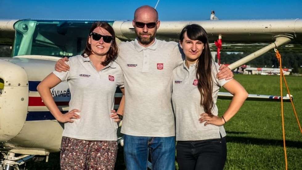  <p>Agata i Zosia Garwacka z Trenerem Polskiej Narodowej Kadry Samolotowej Jakubem Drzewińskim</p>