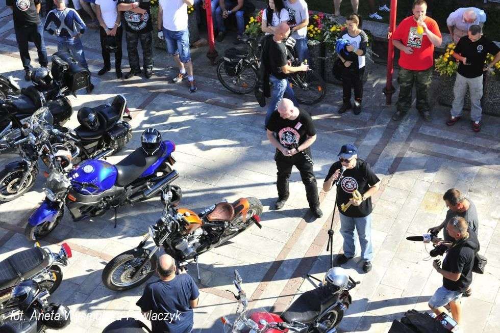  Zlot motocykli WSK. Zdjęcie motocyklistów na pl. Konstytucji 3 Maja (zdjęcie 1) - Autor: Aneta Wysmulska-Pawlaczyk